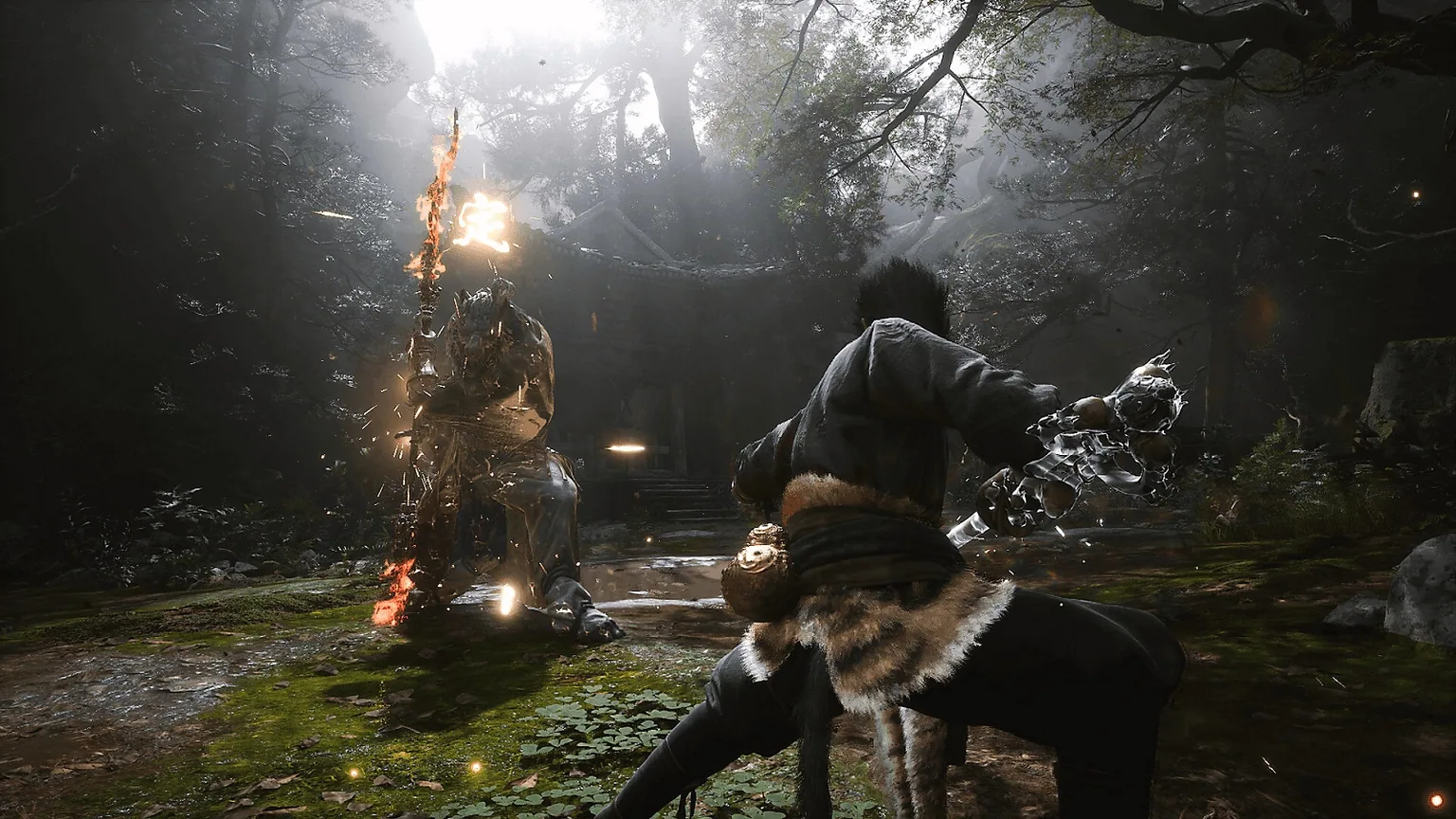 Le héros de Black Myth Wukong affronte un adversaire au bâton dans une forêt